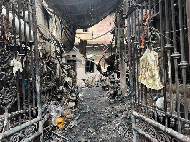 Thủ tướng yêu cầu khẩn trương điều tra nguyên nhân vụ cháy nhà đặc biệt nghiêm trọng ở Hà Nội - Ảnh 1.