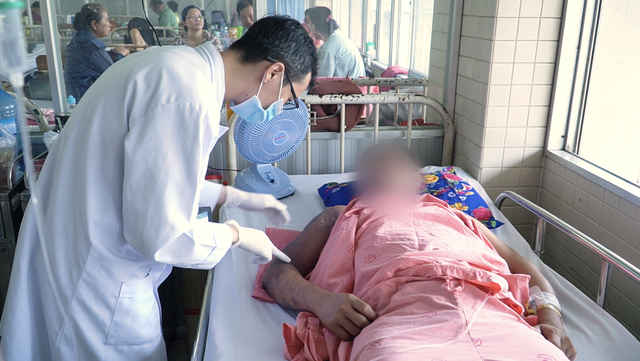 Diễn biến đau lòng vụ tạt hóa chất ở quận 7, TP HCM: Thêm 1 nạn nhân tử vong - Ảnh 1.