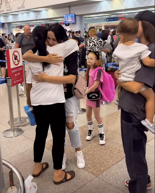 Mẹ vợ Tây cực phẩm của Bùi Tiến Dũng rời Việt Nam về Ukraine, rơi nước mắt khi ôm tạm biệt bà thông gia - Ảnh 4.