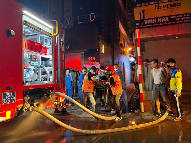 Hiện trường vụ cháy nhà trọ ở Trung Kính khiến 14 người tử vong - Ảnh 6.