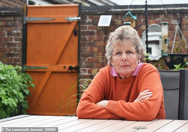 Bà lão 70 tuổi báo cảnh sát chuyện đám trẻ hư phá cổng nhà, nào ngờ bị cảnh cáo vì lời đe dọa hơi ngầu - Ảnh 2.