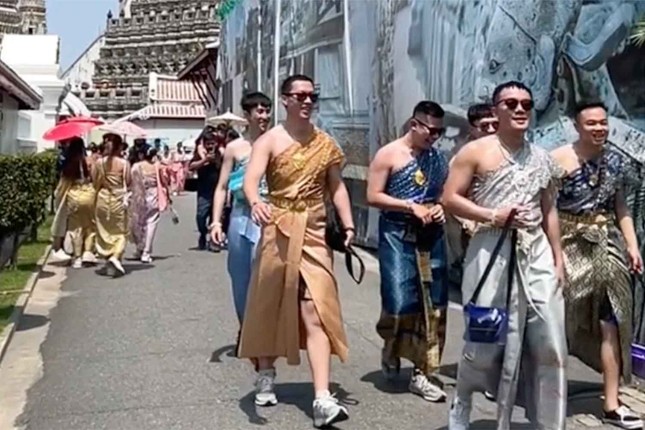Rộ trào lưu khách nam mặc váy đi chùa Thái Lan - Ảnh 1.