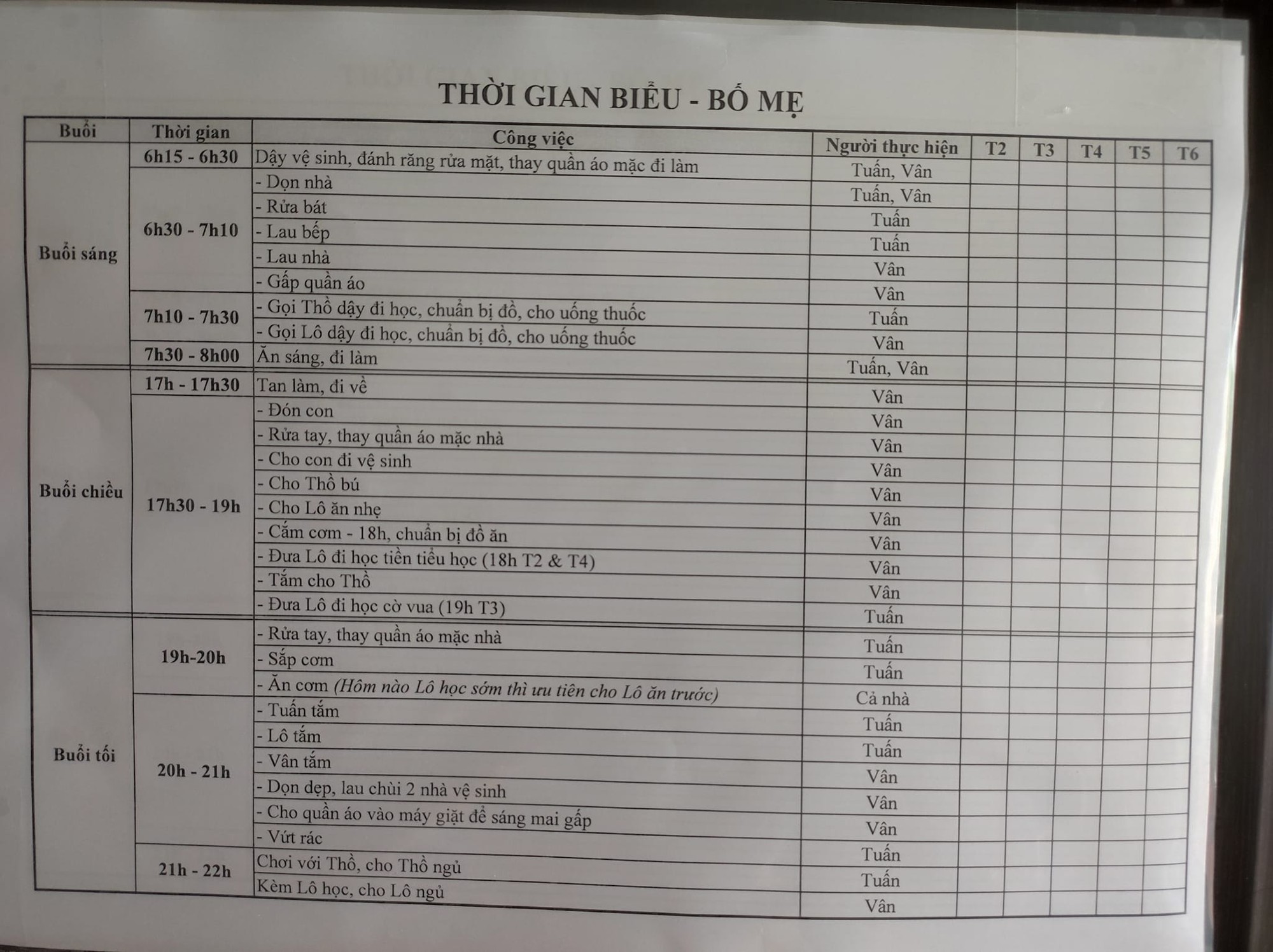 Không có giúp việc, vợ chồng trẻ tự lên thời gian biểu chăm con, nhìn qua thì choáng mà xem kĩ lại thấy đáng yêu - Ảnh 1.