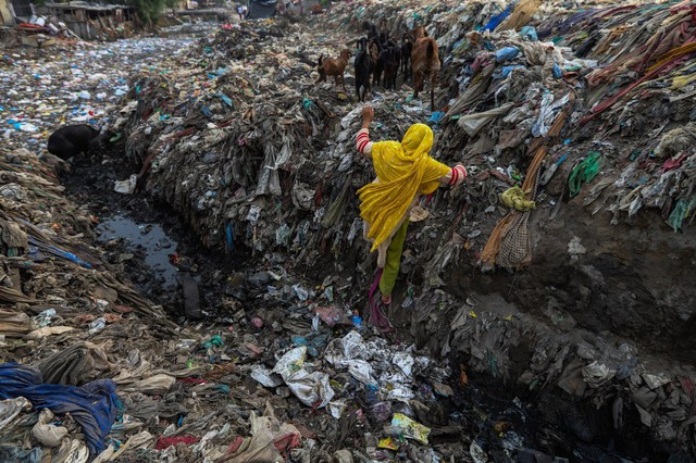 Thành phố ô nhiễm nhất thế giới: Nơi người dân sống trên núi rác cao 60 mét, sinh tồn phụ thuộc vào rác thải - Ảnh 4.