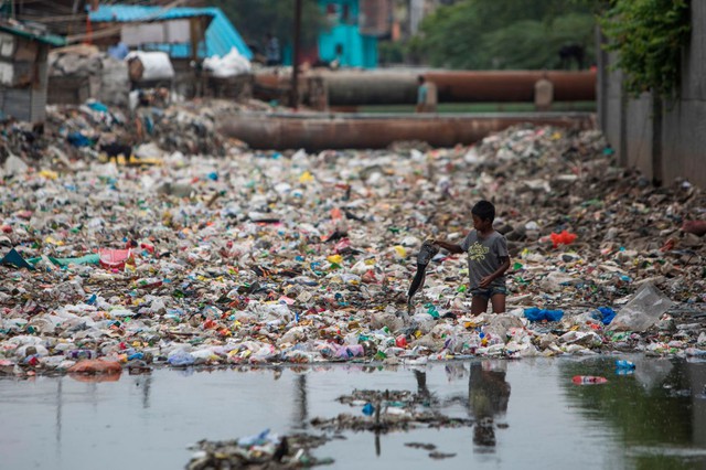 Thành phố ô nhiễm nhất thế giới: Nơi người dân sống trên núi rác cao 60 mét, sinh tồn phụ thuộc vào rác thải - Ảnh 3.