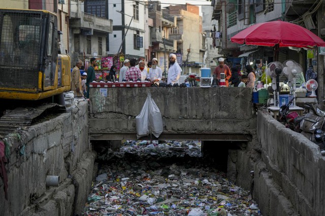 Thành phố ô nhiễm nhất thế giới: Nơi người dân sống trên núi rác cao 60 mét, sinh tồn phụ thuộc vào rác thải - Ảnh 1.