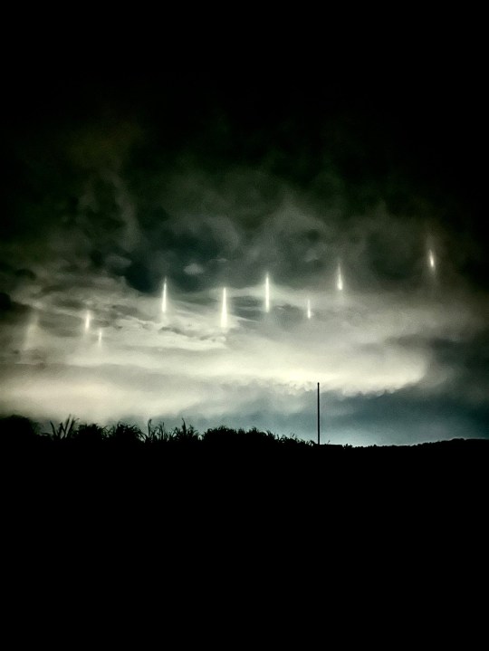9 cột sáng trên bầu trời Nhật Bản được đồn đoán là dấu hiệu của người ngoài hành tinh: Sự thật khiến nhiều người ngã ngửa - Ảnh 1.
