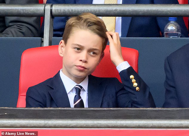 Đi xem chung kết bóng đá cùng bố William, Vương tôn George có biểu cảm thú vị khiến ai cũng bật cười - Ảnh 1.