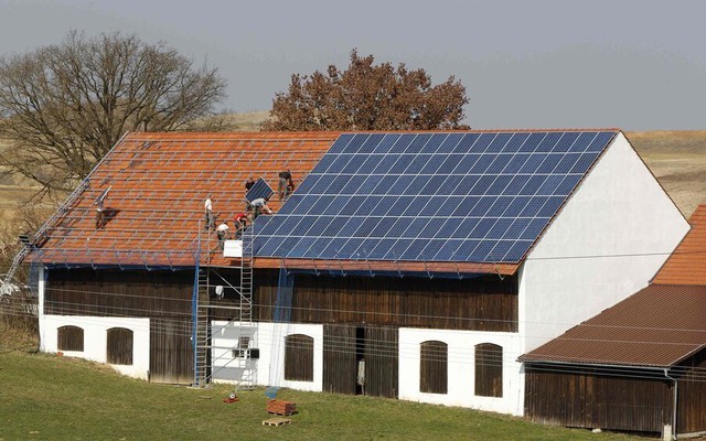 Sự thật đằng sau câu chuyện nhà máy điện tại Đức phải ‘trả tiền’ cho người dân sử dụng vì lắp quá nhiều tấm pin năng lượng mặt trời - Ảnh 1.