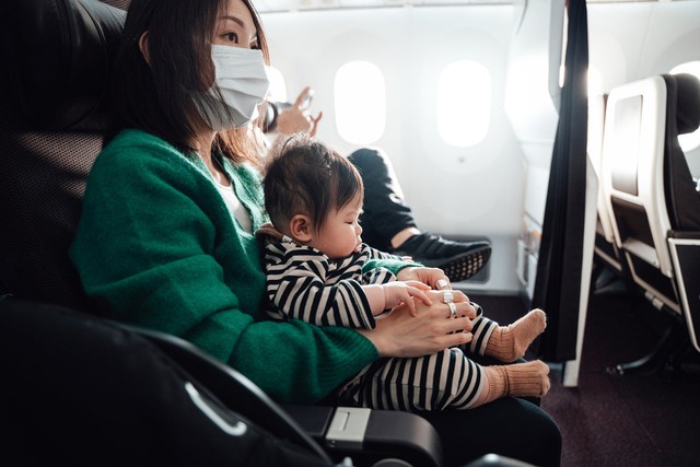 Được tiếp viên đổi cho chỗ ngồi rộng hơn trên máy bay, bà mẹ có con nhỏ hoang mang khi bị hành khách phàn nàn - Ảnh 1.