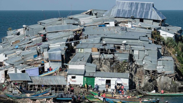Bức tranh gây sốc về hòn đảo đông đúc nhất thế giới: Hơn 500 người sống trong diện tích nhỏ hơn sân bóng, chỉ có 1 nhà vệ sinh công cộng - Ảnh 3.