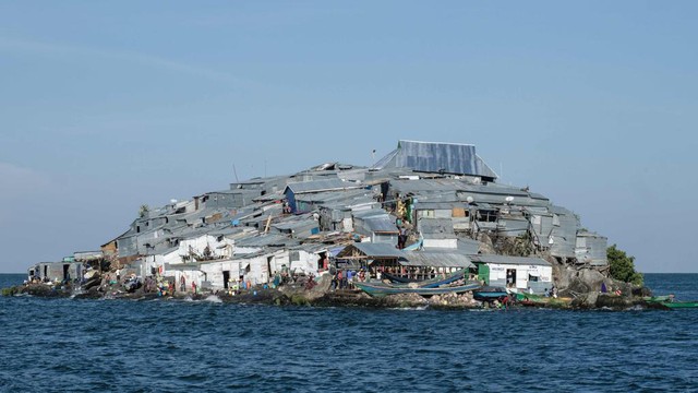 Bức tranh gây sốc về hòn đảo đông đúc nhất thế giới: Hơn 500 người sống trong diện tích nhỏ hơn sân bóng, chỉ có 1 nhà vệ sinh công cộng - Ảnh 2.