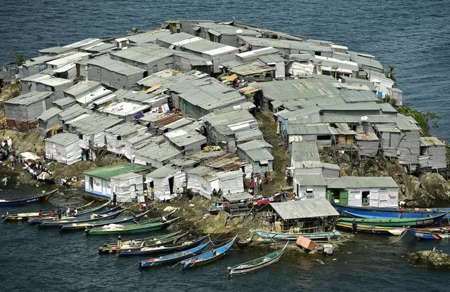 Bức tranh gây sốc về hòn đảo đông đúc nhất thế giới: Hơn 500 người sống trong diện tích nhỏ hơn sân bóng, chỉ có 1 nhà vệ sinh công cộng - Ảnh 1.