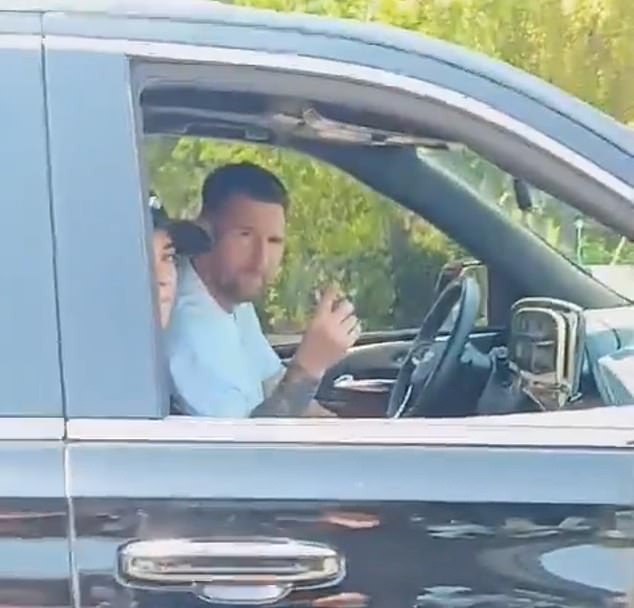 Đang đi trên đường, Messi bất ngờ hạ cửa kính xe và có hành động khiến fan khen hết lời - Ảnh 3.