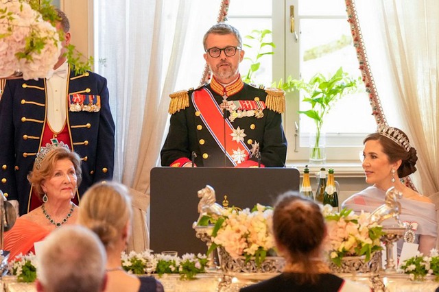 Gia đình hoàng gia Đan Mạch xuất hiện rạng rỡ trên ban công cung điện, diện mạo 2 nàng công chúa gây chú ý - Ảnh 4.
