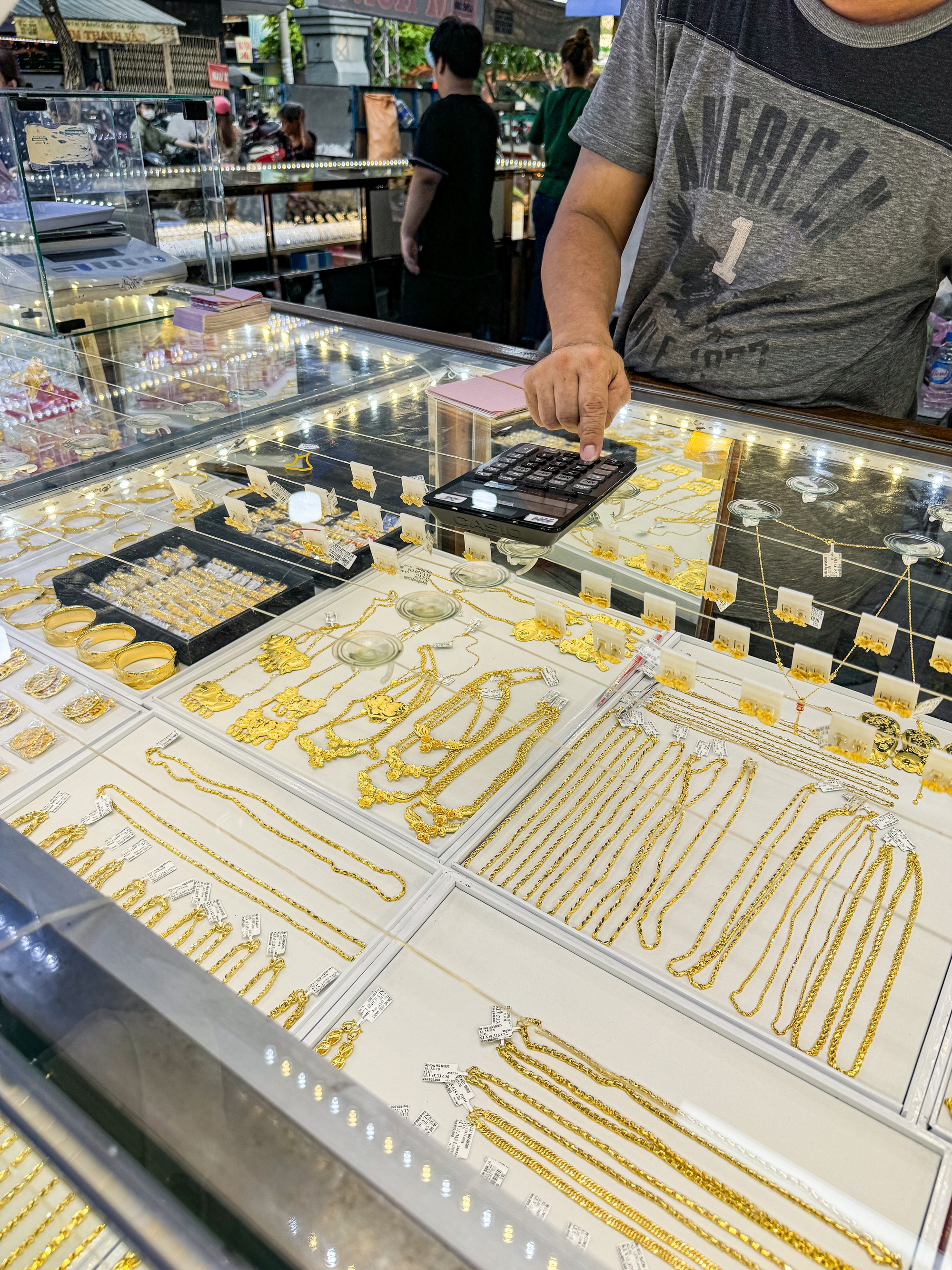 Chợ bán vàng bình dân nhất Sài Gòn: Giá vàng tăng cao nhưng cuối tuần vẫn hút khách ghé mua trang sức - Ảnh 8.