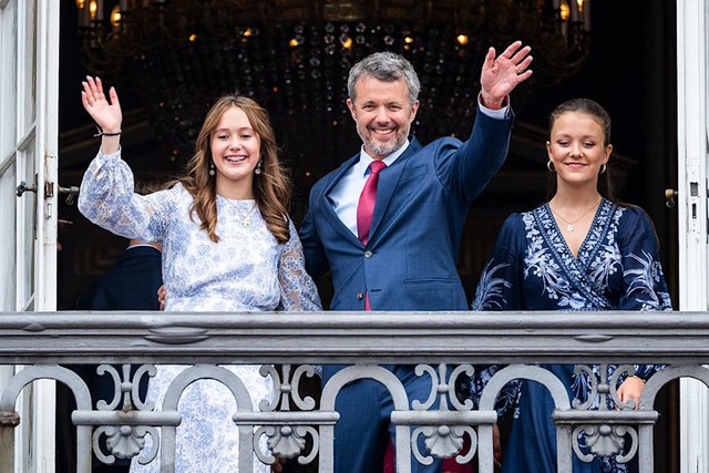 Gia đình hoàng gia Đan Mạch xuất hiện rạng rỡ trên ban công cung điện, diện mạo 2 nàng công chúa gây chú ý - Ảnh 3.