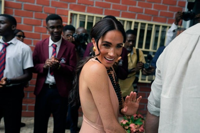 Đệ nhất phu nhân Nigeria chỉ trích Meghan Markle mặc hở - Ảnh 2.