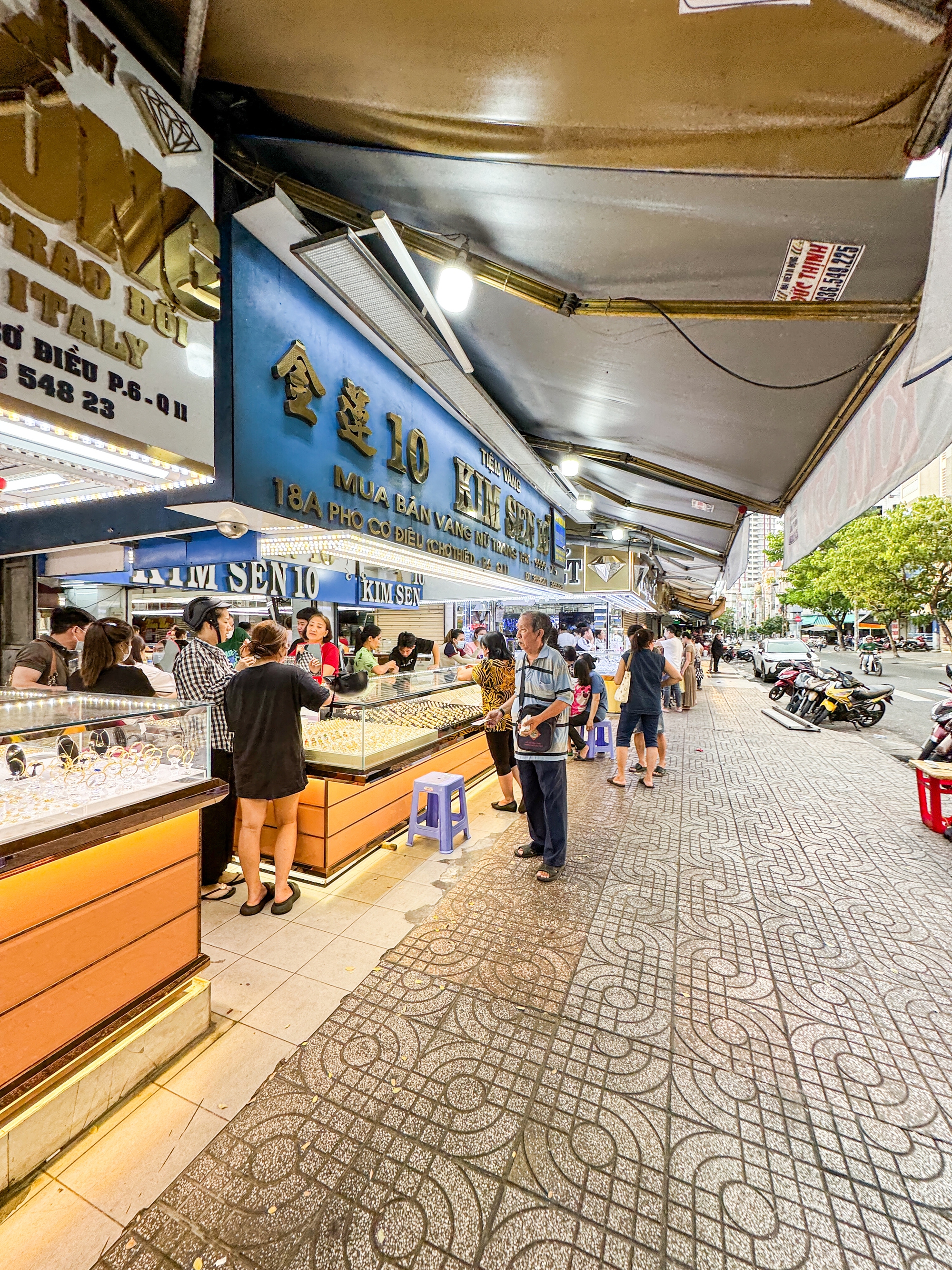 Chợ bán vàng bình dân nhất Sài Gòn: Giá vàng tăng cao nhưng cuối tuần vẫn hút khách ghé mua trang sức - Ảnh 2.