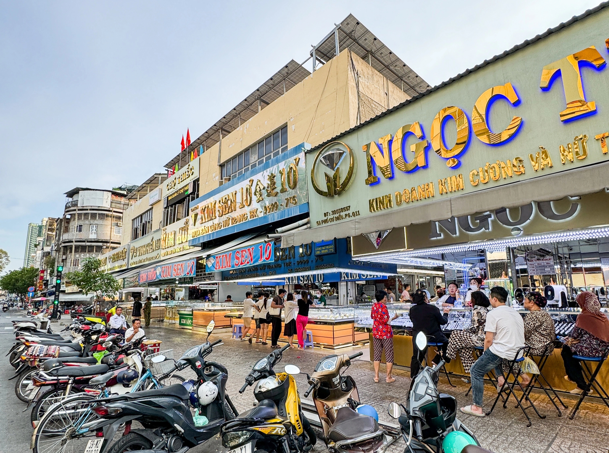 Chợ bán vàng bình dân nhất Sài Gòn: Giá vàng tăng cao nhưng cuối tuần vẫn hút khách ghé mua trang sức - Ảnh 1.
