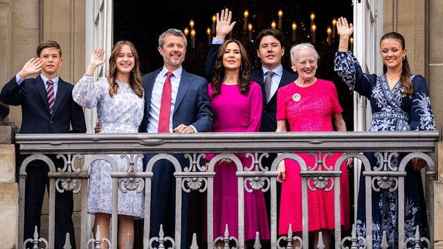 Gia đình hoàng gia Đan Mạch xuất hiện rạng rỡ trên ban công cung điện, diện mạo 2 nàng công chúa gây chú ý - Ảnh 2.