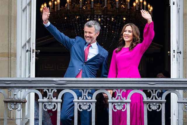 Gia đình hoàng gia Đan Mạch xuất hiện rạng rỡ trên ban công cung điện, diện mạo 2 nàng công chúa gây chú ý - Ảnh 1.