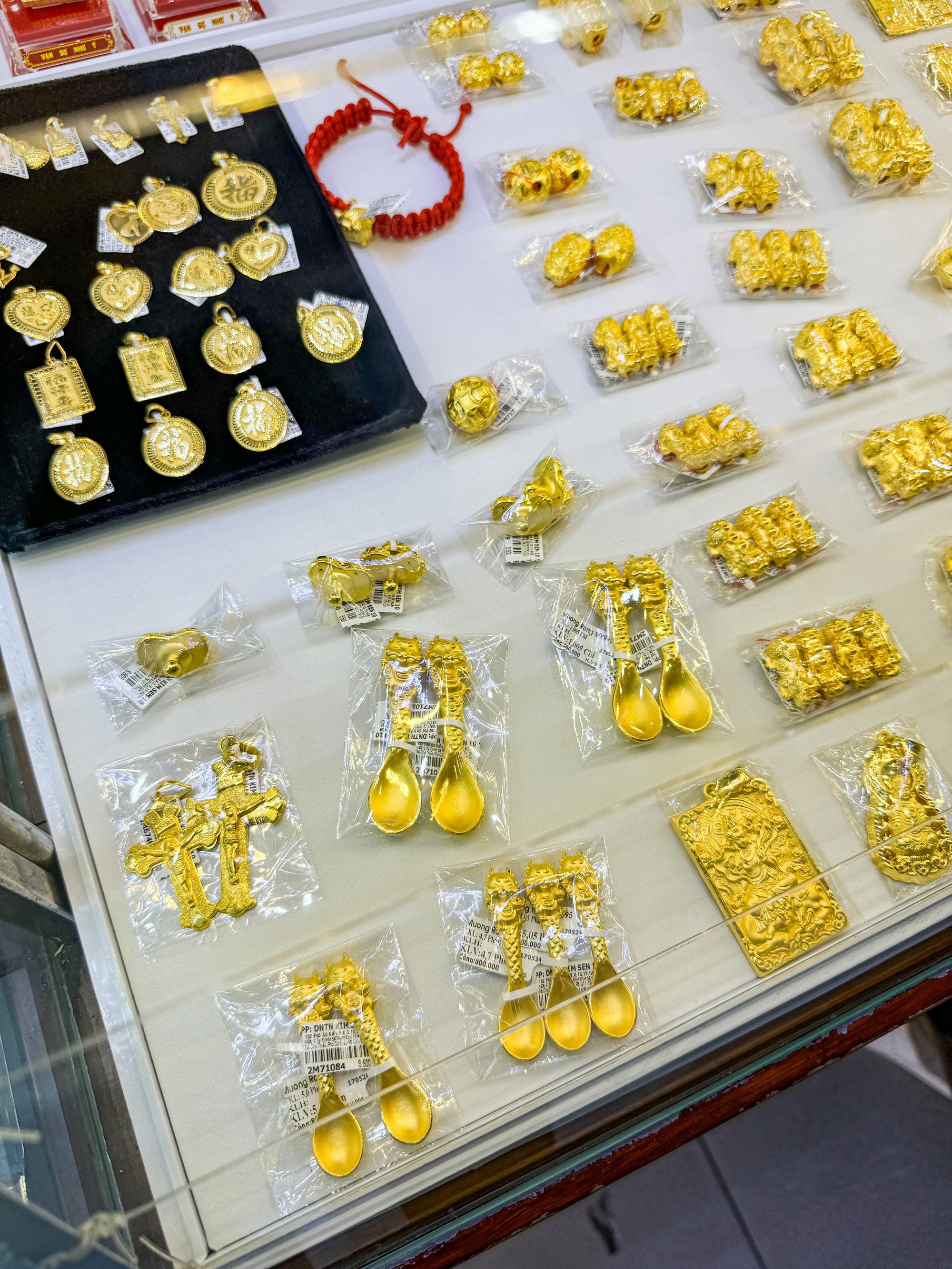 Chợ bán vàng bình dân nhất Sài Gòn: Giá vàng tăng cao nhưng cuối tuần vẫn hút khách ghé mua trang sức - Ảnh 10.