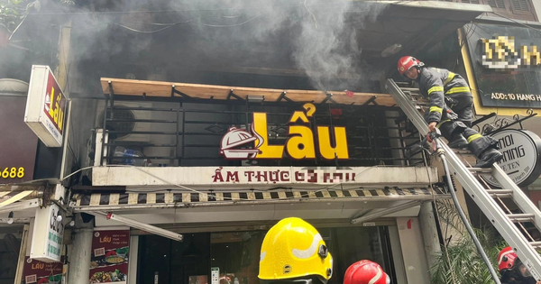 Hà Nội: Cháy dữ dội tại quán lẩu trên phố Hàng Hành - Ảnh 1.