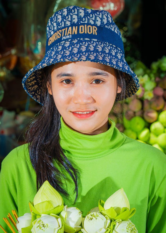 Bộ ảnh độc lạ tái hiện gu thời trang xa xỉ nhái hàng hiệu ở Đông Nam Á, gồm cả Việt Nam: Người bán cá mặc áo Dior, nông dân gặt lúa đội mũ Balenciaga che nắng - Ảnh 10.
