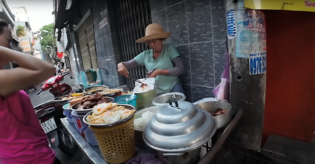 Dắt túi 50 nghìn thử ăn 3 bữa ở Sài Gòn, vị khách Tây nhận kết quả ngoài mong đợi: Ngon và no căng - Ảnh 1.