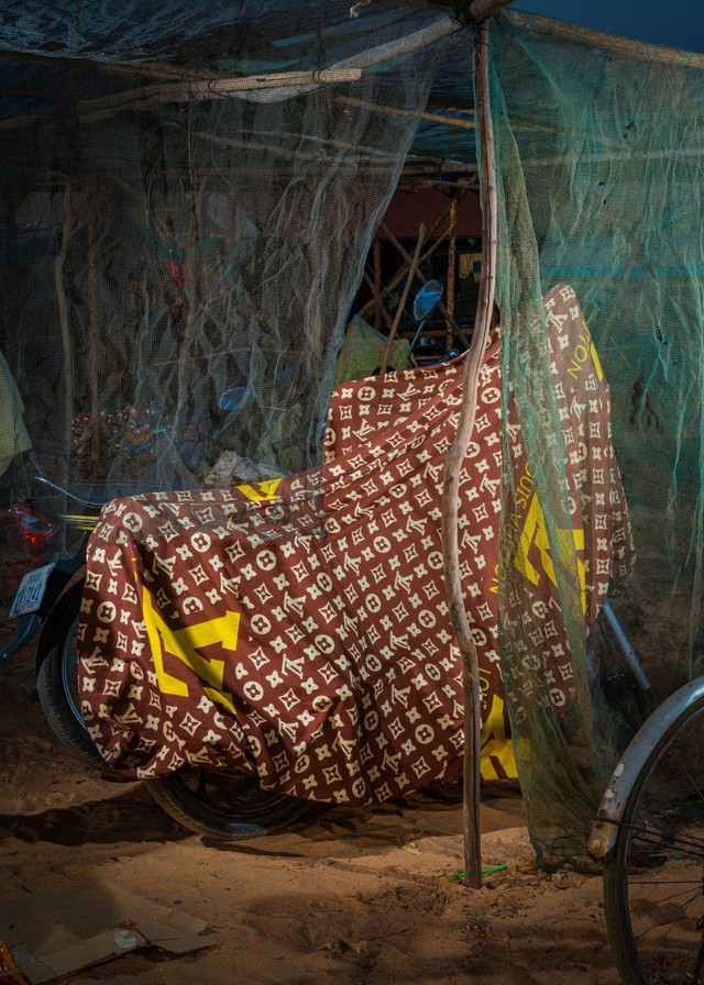 Bộ ảnh độc lạ tái hiện gu thời trang xa xỉ nhái hàng hiệu ở Đông Nam Á, gồm cả Việt Nam: Người bán cá mặc áo Dior, nông dân gặt lúa đội mũ Balenciaga che nắng - Ảnh 4.