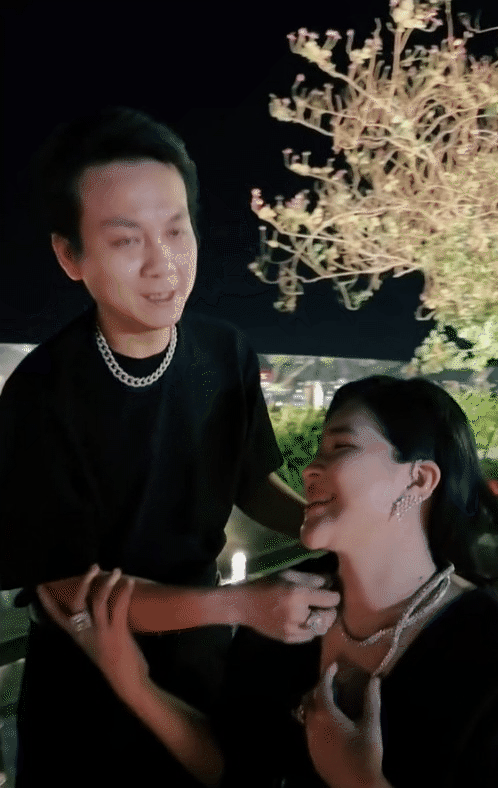 Nàng dâu hào môn kiêm phú bà miền Tây đình đám: Được mẹ chồng tặng 100 chỉ vàng ngay trên sóng truyền hình, sinh con gái thưởng nóng 2 tỷ! - Ảnh 11.