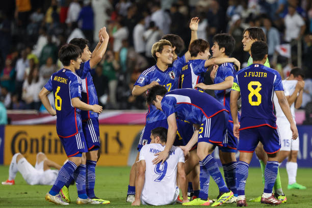 Nghiệt ngã đá bay cơ hội ở phút bù giờ thứ 9, U23 Uzbekistan khóc như mưa nhìn U23 Nhật Bản lên ngôi ở giải châu Á - Ảnh 4. Nghiệt ngã đá bay cơ hội ở phút bù giờ thứ 9, U23 Uzbekistan khóc như mưa nhìn U23 Nhật Bản lên ngôi ở giải châu Á - Ảnh 4.
