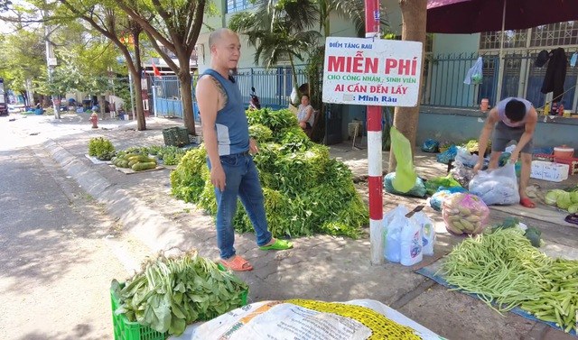 Anh Minh Râu bán hàng ế ẩm vẫn đều đặn tặng rau miễn phí, vừa lĩnh tiền từ YouTube vội làm ngay một việc - Ảnh 3.