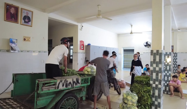 Anh Minh Râu bán hàng ế ẩm vẫn đều đặn tặng rau miễn phí, vừa lĩnh tiền từ YouTube vội làm ngay một việc - Ảnh 7.