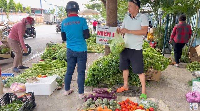 Anh Minh Râu bán hàng ế ẩm vẫn đều đặn tặng rau miễn phí, vừa lĩnh tiền từ YouTube vội làm ngay một việc - Ảnh 5.