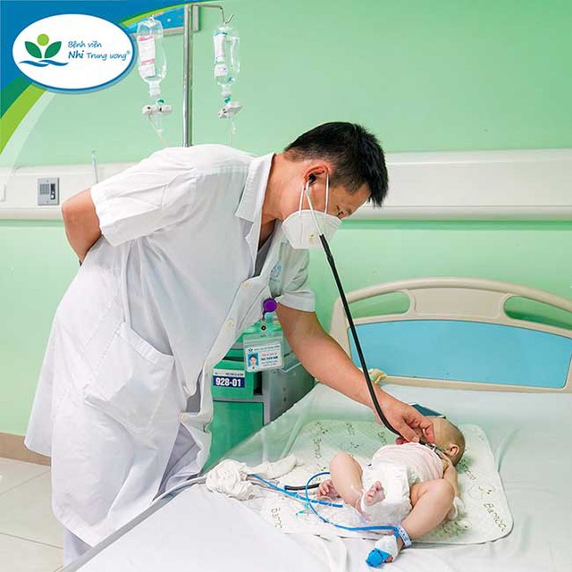 Bé 6 tháng tuổi ngộ độc, nhập viện cấp cứu do sai lầm của cha mẹ - Ảnh 1.