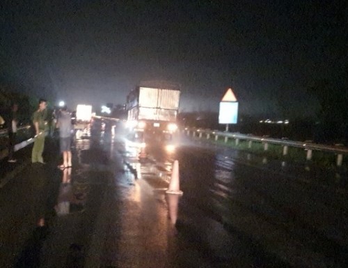 Ôtô tông chết người đi bộ trên cao tốc dưới trời mưa - Ảnh 1.