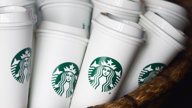 Bi hài Starbucks: Giảm doanh số lần đầu tiên kể từ năm 2020, thương hiệu cà phê 100.000 đồng đổ lỗi tại... quá đông nên khách bỏ về còn CEO thì bị người tiền nhiệm ‘đưa vào thế bí’ - Ảnh 4.