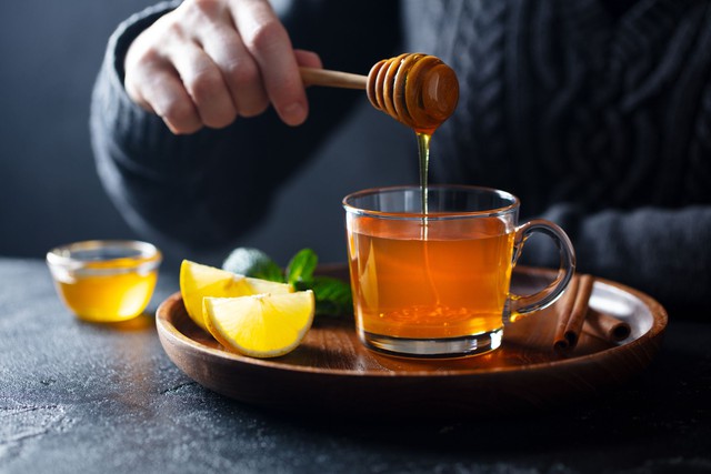 Cải thiện miễn dịch với nước chanh mật ong.