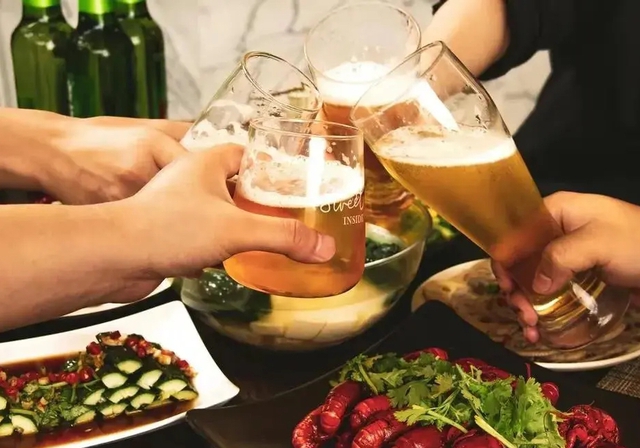 Họp lớp cấp 3, c&aacute;c bạn order t&ocirc;m h&ugrave;m, b&agrave;o ngư, c&ograve;n c&ocirc; bạn th&acirc;n chỉ d&aacute;m gọi khoai t&acirc;y chi&ecirc;n: Biết ho&agrave;n cảnh bạn, nước mắt t&ocirc;i rơi l&atilde; ch&atilde; - Ảnh 1.