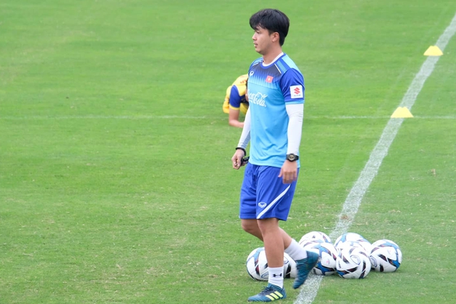 HLV Kim Sang-sik và trợ lý trở lại