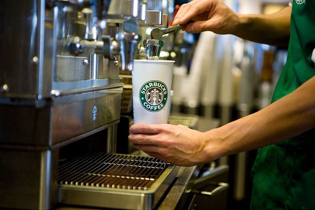 Bi hài Starbucks: Giảm doanh số lần đầu tiên kể từ năm 2020, thương hiệu cà phê 100.000 đồng đổ lỗi tại... quá đông nên khách bỏ về còn CEO thì bị người tiền nhiệm ‘đưa vào thế bí’ - Ảnh 2.