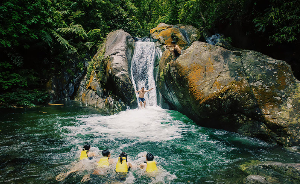 Một cung đường cách Hà Nội hơn 100km, giới trẻ đua nhau trekking: Cái tên đáng sợ nhưng cảnh quan tuyệt mỹ, mùa hè tắm thác, thu ngắm lá phong bay như phim Hàn Quốc - Ảnh 7.