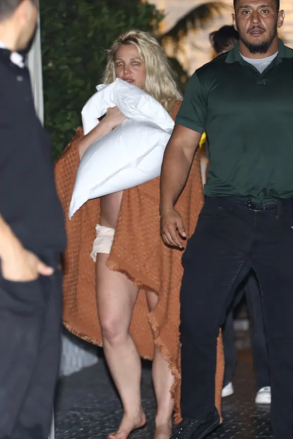 Britney Spears tơi tả, dùng chăn quấn quanh người sau nghi vấn xô xát với bạn trai ở khách sạn - Ảnh 2.