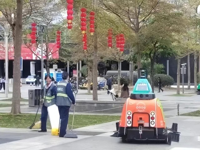 Từ chuyện robot thay công nhân vệ sinh ở đường phố Thâm Quyến, cảnh báo nguy cơ hàng triệu người mất việc trong 10 năm tới: 5 kỹ năng cần trau dồi gấp nếu muốn sống sót - Ảnh 1.