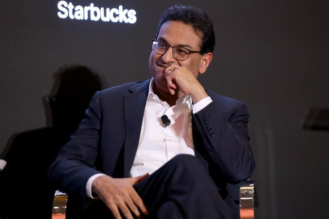 Bi hài Starbucks: Giảm doanh số lần đầu tiên kể từ năm 2020, thương hiệu cà phê 100.000 đồng đổ lỗi tại... quá đông nên khách bỏ về còn CEO thì bị người tiền nhiệm ‘đưa vào thế bí’ - Ảnh 1.