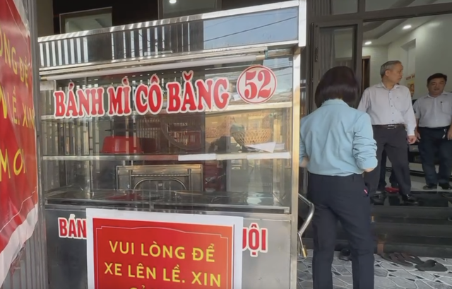 Vụ gần 500 người ngộ độc bánh mì: Công an truy vết nguồn gốc thực phẩm - Ảnh 2.