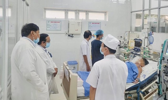 Vụ gần 500 người ngộ độc bánh mì: Công an truy vết nguồn gốc thực phẩm - Ảnh 1.