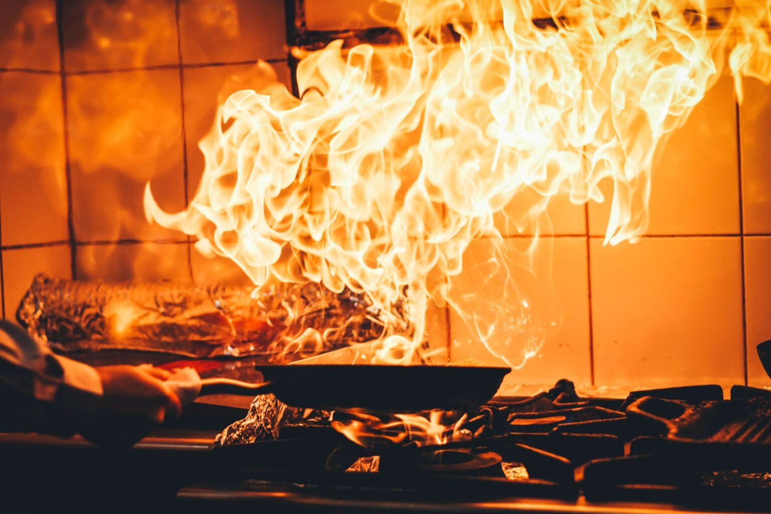6 việc gần như ai cũng làm trong bếp nhưng lại cực kì nguy hiểm, có thể gây cháy nổ - Ảnh 2.